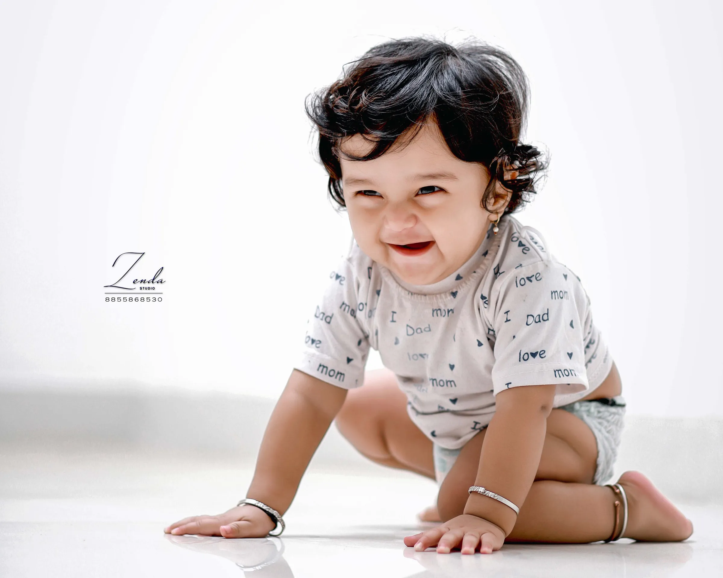 Kids photograph by Zenda Studio