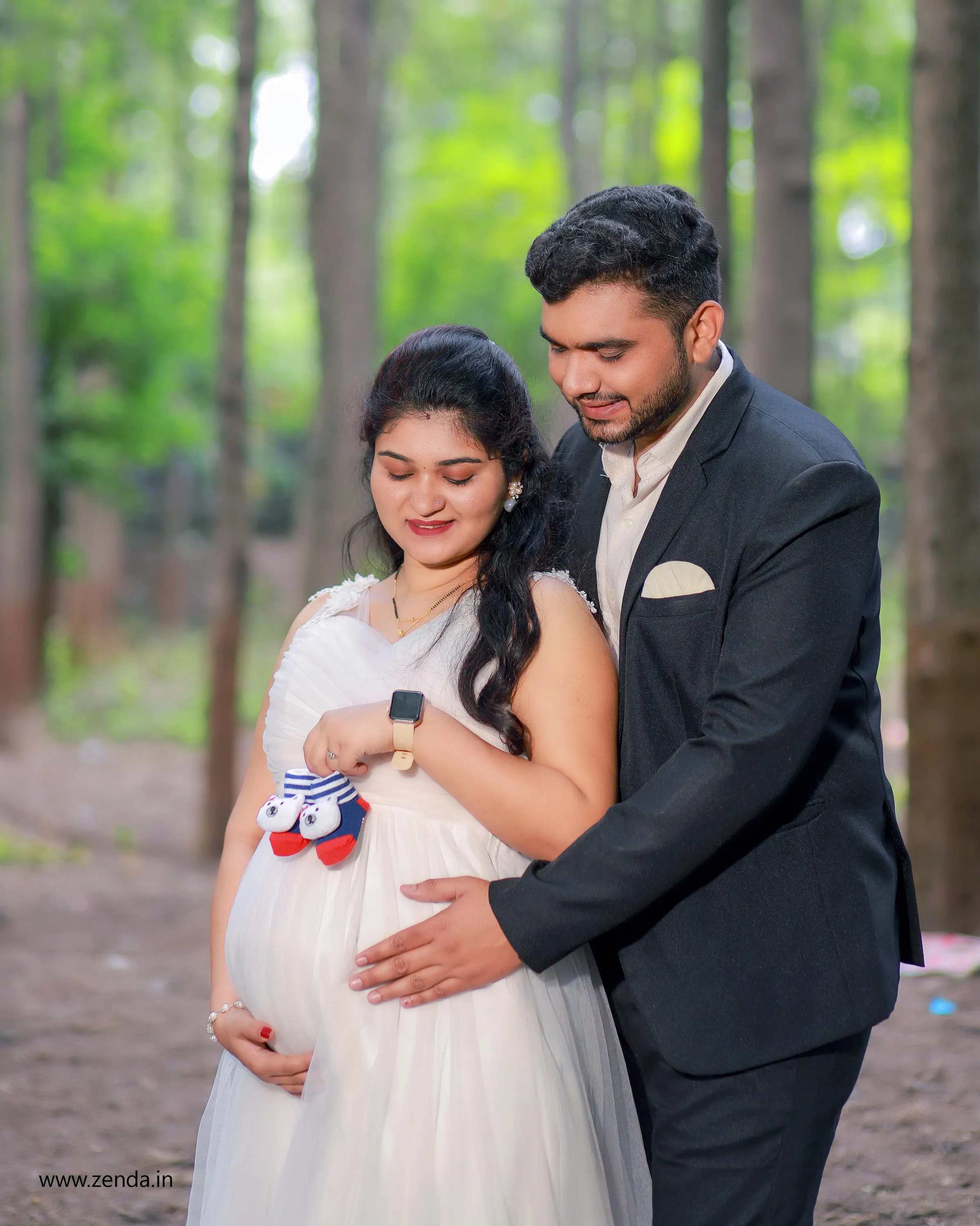 Maternity photograph by Zenda Studio